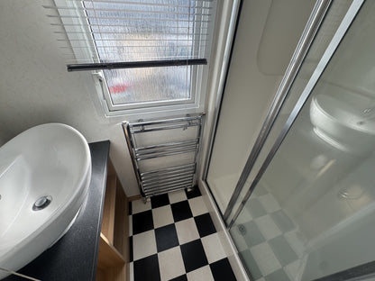** Carnaby Rosedale 11.00 x 3.80 2 slaapkamers dubbelglas en cv 17.950,-**