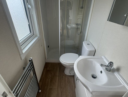 **Kunststof chalet met mudden woonkamer en 3 slaapkamers 26.950,-**